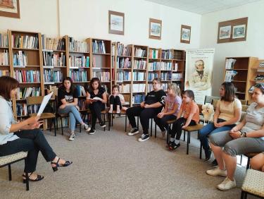 Wychowankowie internatu SOSW podczas czytania w Bibliotece
