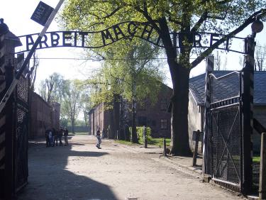 Brama do obozu Auschwitz z napisem Arbeit mach frei. Fot. CC BY 2.5 pl