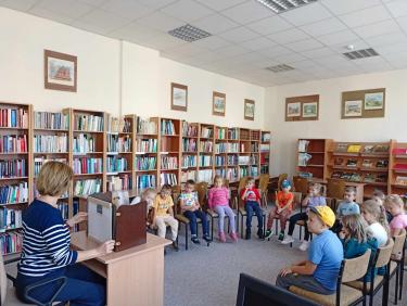 Lucyna Zabrońska, nauczyciel bibliotekarz podczas prezentacji w formie teatrzyku kamishibai