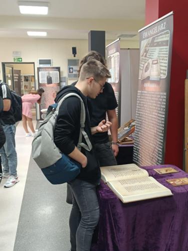 „Historia Biblii : księga, która przetrwała wieki