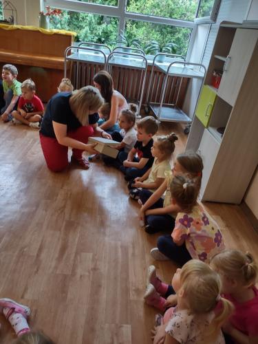 Zajęcia z jarosławską filią-Dzieci siedzące w kręgu w trakcie ćwiczeń z lusterkiem