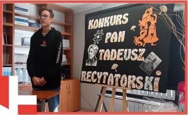 Uczeń recytuje fragmenty "Pana Tadeusza" Adama Mickiewicza 
