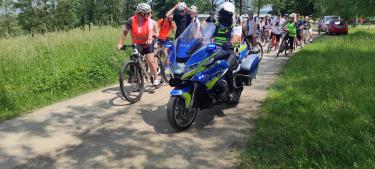 Uczestnicy rajdu startują w eskorcie policji