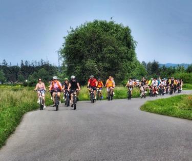 "Odjazdowy peleton" w miejscowości Krówniki