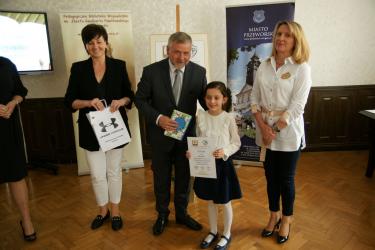 Laureatka konkursu Julia Rybacka odbiera dyplom i nagrodę