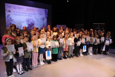 Wspólne zdjęcie wszystkich Gości i uczestników uroczystej gali na podsumowanie IV Powiatowego Konkursu Pięknego Czytania 