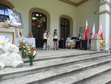 Uczennice ze SP nr 2 w Jaśle śpiewają piosenkę