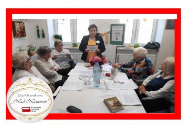 Nauczyciel bibliotekarz czyta fragmenty "Nad Niemnem" seniorom Dziennego Domu Pomocy "Akademia Bieszczadzkiego Seniora" w Ustrzykach 