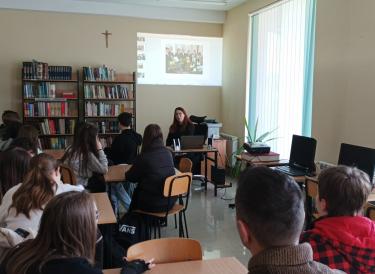 Uczniowie z klasy VIII b Szkoły Podstawowej nr 1 w Brzozowie w czasie sesji edukacyjnej