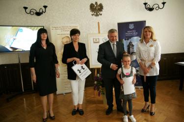 Laureatka konkursu Maria Kozak odbiera dyplom i nagrodę