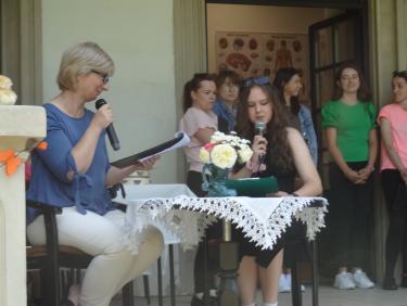 Impreza czytelnicza dla dzieci zorganizowana w  scenerii parku otaczającego Pałac Sroczyńskich
