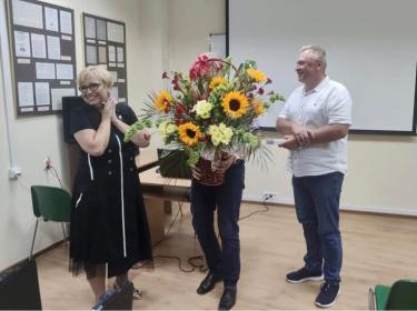 Pani Halina Ukarma oraz reprezentanci pracowników PBW w Przemyślu podczas wręczania pożegnalnego kosza kwiatów