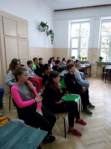 Uczniowie Zespołu Szkół w Ostrowie podczas zajęć historycznych