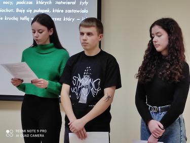 Uczniowie z II LO w Przemyślu recytujący wiersze Norwida