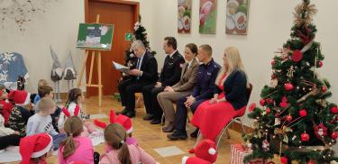 Zaproszeni goście czytają dzieciom Bajki z kufra św. Mikołaja