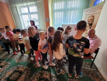 Krzysztof Kubaszek, wraz z uczniami podczas  zabaw literacko-językowych