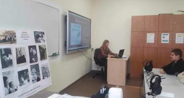 Nauczyciel przedstawia prezentację multimedialną