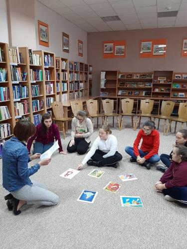 Wiesława Olchowy  nauczyciel-bibliotekarz PBW Filia Lubaczów podczas zabaw z dziećmi 