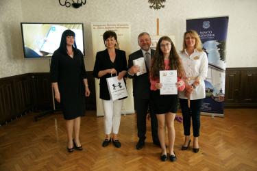 Laureatka konkursu Maria Gorlach odbiera dyplom i nagrodę