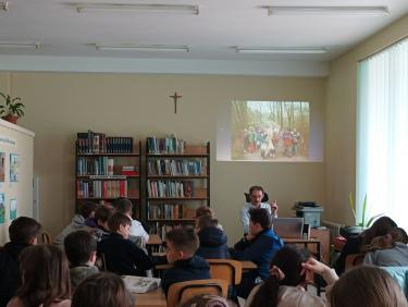 Uczniowie z kilku starszych klas SP nr 1 w Brzozowie podczas zajęć