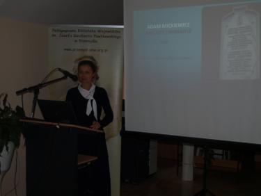 dr Małgorzata Wilgucka podczas wygłaszania referatu.