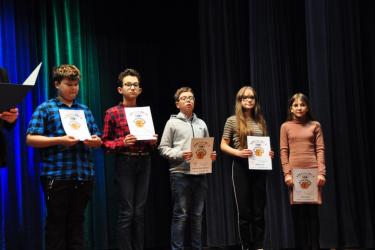 Scena MDK w Lubaczowie - uczestnicy konkursu z pamiątkowymi dyplomami (zdjęcie grupowe)