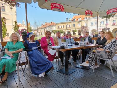 Narodowe Czytanie "Kordiana" w Jarosławiu. Członek Zarządu Województwa Podkarpackiego: Anna Huk w trakcie czytania.