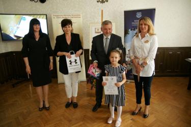 Laureatka konkursu Klaudia Kiszka odbiera dyplom i nagrodę