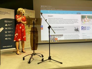 Pani Małgorzata Chura - Kania podczas prezentacji projektu „Opowiemy Wam o Ulmach”