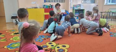 Nauczyciel bibliotekarz czyta baśnie dzieciom z Oddziału Przedszkolnego przy Szkole Podstawowej w Bliznem