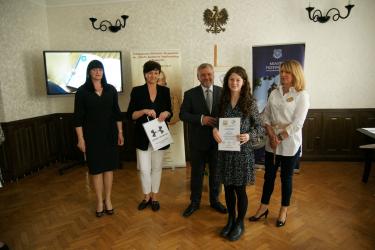 Laureatka konkursu Michalina Kępska odbiera dyplom i nagrodę