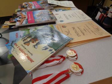 Medale, dyplomy i nagrody książkowe przyznane uczestnikom konkursu