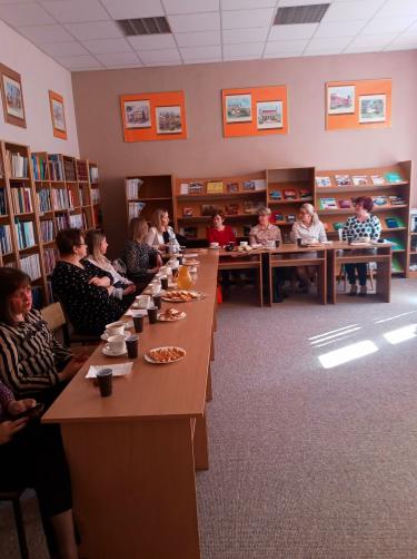 Nauczyciele – bibliotekarze podczas spotkania sieci w czytelni lubaczowskiej filii PBW