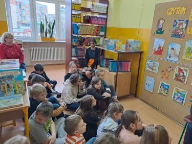 Uczniowie klasy trzeciej słuchające fragmentów książki Pippi pończoszanka