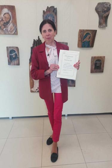 Poetka Małgorzata Liput otrzymała podziękowanie od uczniów 