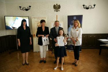 Laureatka konkursu Maja Słonina odbiera dyplom i nagrodę