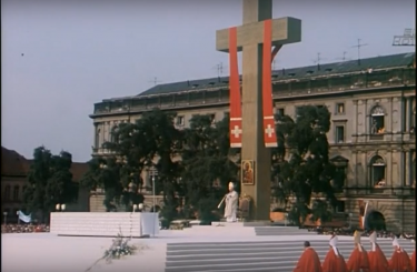 Kadr w filmu "Homilia Jana Pawła II wygłoszona podczas Mszy Św. na placu Zwycięstwa". Źródło: https://www.youtube.com