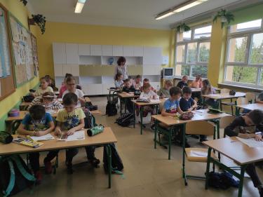 Dzieci w klasie podczas pracy. 