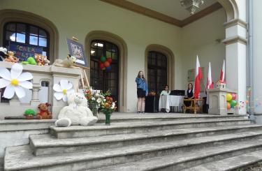 Uczennica z ZSM nr 6 w Jaśle śpiewa piosenkę