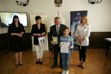 Laureatka konkursu Izabela Szyszka odbiera dyplom i nagrodę