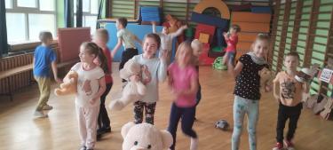 Uczniowie w trakcie tańca