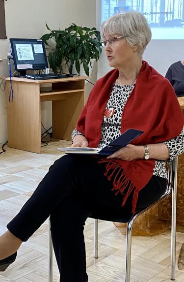 Pani Lidia Kiełczyńska siedząc wspomina zesłanie