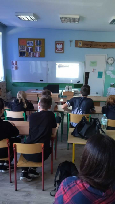 Uczniowie klas V-VIII Szkoły Podstawowej w Łubienku