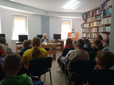 Uczniowie kl. IV SP nr 6 w Jaśle w trakcie zajęć czytelniczych "Budowanie dobrostanu psychicznego dzieci"