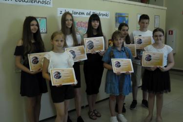 Zwycięzcy i wyróżnieni w konkursie „Na ścieżkach codzienności z ks. Janem od Biedronki”