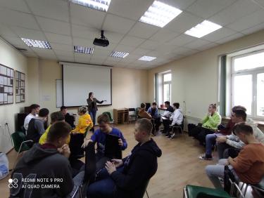 Praca w grupach podczas zajęć warsztatowych z uczniami z SP nr 6 w Przemyślu