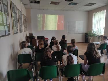 Uczniowie podczas oglądania filmu edukacyjnego
