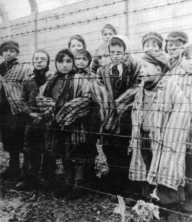 Dzieci żydowskie w wyzwolonym obozie Auschwitz. Kadr z radzieckiego filmu Aleksandra Woroncowa, kręconego od 28 stycznia 1945 r. United States Holocaust Memorial Museum. Domena publiczna