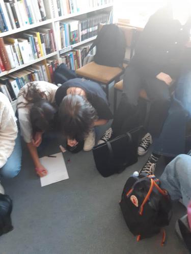 Uczniowie podczas ćwiczeń booktalkingowych