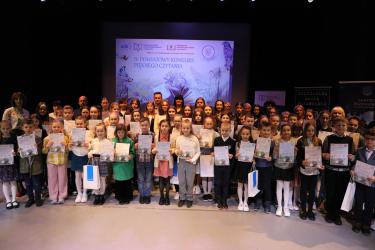 Wspólne zdjęcie wszystkich Gości i uczestników uroczystej gali na podsumowanie IV Powiatowego Konkursu Pięknego Czytania 